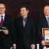 Ludwik Sobolewski, prezes GPW, otrzymał nagrodę za Debiut Roku. Nominowane było m.in. też PZU, kierowane przez Andrzeja Klesyka (z prawej). Nagrodę wręczył Paweł Bień, prezes Presspubliki (w środku).