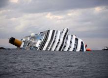 Luksusowy wycieczkowiec Costa Concordia osiadł na mieliźnie u wybrzeży ToskaniiBigger