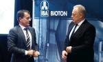 Ryszard Krauze, przewodniczący rady nadzorczej Biotonu (z prawej), w rozmowie z Claudio Albrechtem, dyrektorem generalnym Actavisu	fot. p. nowak