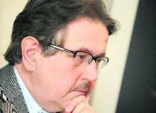 Tadeusz Wesołowski (u góry) sprzedaje wraz z żoną Ewą akcje Prospera kierowanemu przez Piotra Sucharskiego Torfarmowi.Bigger