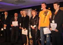 Mistrzowie inwestycji tuż po odebraniu nagród. Marta Kisielewska (czwarta z lewej), najlepsza zawodniczka w kategorii Akcje, Marcin Śleszyński (trzeci z lewej), wicemistrz, i Marcin Żurakowski (drugi z lewej), zdobywca trzeciego miejsca. Krzysztof Piróg (drugi z prawej) to zwycięzca konkursu w kategorii Kontrakty, a Jarosław Augustynowicz (pierwszy z prawej) to zdobywca trzeciego miejsca. Nagrody wręczali Barbara Tomczuk, dyrektor zarządzający DI BRE (trzecia z prawej) oraz Krzysztof Jedlak, redaktor naczelny Gazety Giełdy „Parkiet” (pierwszy z lewej).Bigger