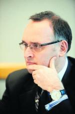 MNI, kierowane przez Piotra Majchrzaka, samodzielnie prowadzi operację łączenia spółek własnych  z firmami zależnymi PPWK.  Czasem korzysta  z pomocy firmy doradczej Navigator.  