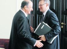 W tym roku minister finansów Jacek Rostowski (z lewej) bardzo liczy na dodatkowe dochody ze spółek, które nadzoruje minister skarbu Aleksander Grad. Zwykle jednak gros dywidend trafia do budżetu dopiero jesienią.	Bigger