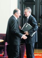 W tym roku minister finansów Jacek Rostowski (z lewej) bardzo liczy na dodatkowe dochody ze spółek, które nadzoruje minister skarbu Aleksander Grad. Zwykle jednak gros dywidend trafia do budżetu dopiero jesienią.	