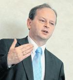 Kto będzie numerem jeden po III kwartale? W minionym Gant, dotychczasowy lider, sprzedał 225 mieszkań, ale po uwzględnieniu rezygnacji były to „tylko” 182 lokale – informuje Henryk Feliks, wiceprezes  spółki (u góry). Po piętach depczą mu J.W. Construction, założony przez Józefa Wojciechowskiego (w środku), oraz Dom Development, kierowany przez Jarosława Szanajcę.