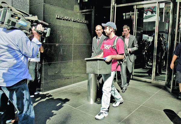 Pracownik banku Lehman Brothers opuszcza biurowiec po bankructwie tej instytucji 15 września 2008 r.