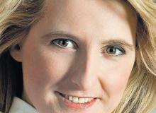 Grażyna Piotrowska-Oliwa, do wczoraj prezes PTK Centertel, nie ujawniła, ile firma zarobiła w 2008 roku. Przyznaje, że w tym roku po raz pierwszy wypłaciła dywidendę. Była ona najprawdopodobniej wyższa niż ta, którą Polkomtel, kierowany przez Jarosława Bauca (w środku), wypłacił kiedykolwiek w jednym roku. PTC, rządzona przez Klausa Hartmanna, dywidendy nie płaciła, odkąd istnieje. Bigger