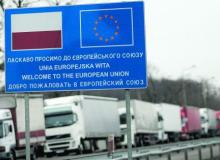 Do państw należących do strefy euro trafia ponad połowa naszego eksportu. Euro to zdecydowanie bardziej popularna waluta niż złoty, dlatego zwykle kontrakty zawierane przez krajowe firmy z odbiorcami z państw unii walutowej są denominowane nie w złotych, a we wspólnej walucieBigger