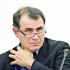 Nouriel Roubini - profesor Uniwersytetu Nowojorskiego: Zdaniem tego wpływowego ekonomisty niskie stopy procentowe w USA oraz duża podaż pieniądza zachęcają spekulantów do stosowania dolara jako waluty fundującej w transakcjach carry-trade. To podbija ceny aktywów na wszystkich niemal rynkach, kreując na nich nowe bańki. Dane nie wydają się jednak potwierdzać tej tezy
