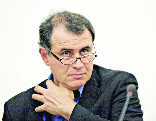 Nouriel Roubini - profesor Uniwersytetu Nowojorskiego: Zdaniem tego wpływowego ekonomisty niskie stopy procentowe w USA oraz duża podaż pieniądza zachęcają spekulantów do stosowania dolara jako waluty fundującej w transakcjach carry-trade. To podbija ceny aktywów na wszystkich niemal rynkach, kreując na nich nowe bańki. Dane nie wydają się jednak potwierdzać tej tezy
