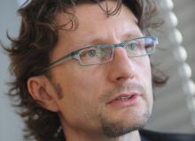 Zdarza się, że od momentu podpisania umowy między firmą a ubezpieczycielem do chwili wystawienia polisy mija nawet sześć miesięcy - mówi Tomasz Miazek, prezes Stow. Zarządzania Ryzykiem PolriskBigger