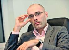 Arkadiusz Sugier, prezes CenterNetu, specjalizuje się w finansach. Pracował m.in. dla takich firm jak PricewaterhouseCoopers oraz PTK Centertel. Ostatnio był partnerem w firmie doradczej SmartCon.  Bigger