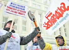 Pracownicy PZU rezygnację ze zwolnień grupowych próbowali wymusić, pikietując przed budynkiem resortu skarbu.	Bigger