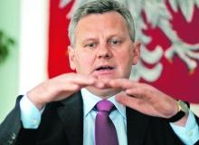 Największe przychody resort skarbu uzyskał w tym roku, sprzedając pakiety akcji spółek notowanych  na warszawskiej giełdzie. 	Bigger