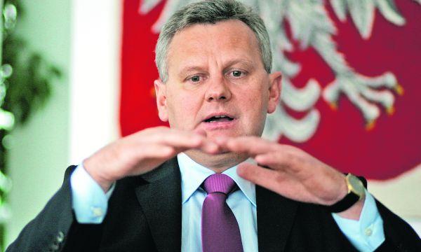 Największe przychody resort skarbu uzyskał w tym roku, sprzedając pakiety akcji spółek notowanych  na warszawskiej giełdzie. 	