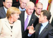 Kanclerz Niemiec Angela Merkel, premier Grecji Jeorjos Papandreu (w środku) i prezydent Francji Nicolas Sarkozy zabiegają o zaostrzenie nadzoru nad rynkiem CDS-ów.Bigger
