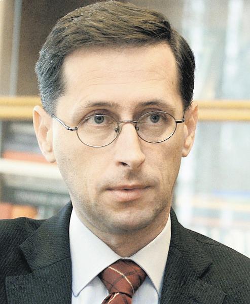 Mihai Varga, szef powołanej przez Fidesz komisji śledczej, mówi, że deficyt finansów publicznych może przekroczyć 7 proc. PKB. Wcześniej szacowano, że będzie to 6,5 proc.	