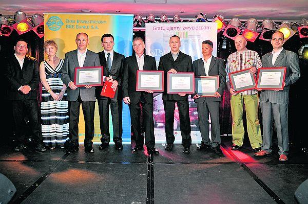 Od lewej: Artur Sierant, wiceprezes zarządu Presspubliki, wydawcy „Parkietu”, Barbara Tomczuk, dyrektor zarządzający BRE Banku, Robert Musielak, Krzysztof Jedlak, redaktor naczelny „Parkietu”, Andrzej Laskowski, Mariusz Klajnert, Tomasz Przepióra, Robert Pakos, Paweł Adamczak
