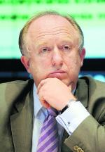 Herbert Wirth, prezes KGHM (u góry), wkrótce poda nowe szacunki dotyczące wyników spółki na ten rok. Powinny być dużo lepsze  od wcześniej prognozowanych. Zdecydowanie gorsza sytuacja panuje w Pagedzie kierowanym przez Daniela Mzyka (z prawej), zmuszonym do odwołania prognozy, oraz w Gancie, zarządzanym przez Karola Antkowiaka, który z kolei obniżył szacunki.