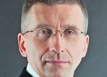 Od góy: Maciej Owczarek, prezes Enei, Tomasz Zadroga, prezes PGE, oraz Dariusz Lubera, kierujący Tauronem. Szefują spółkom, których obroty idą w miliardy, ale zarabiają jak w małych firmach.	Bigger