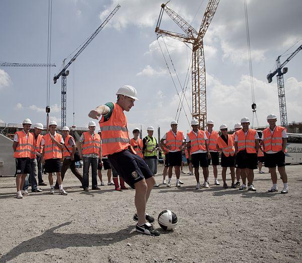 Piłkarze Śląska Wrocław przetestowali stadion w trakcie jego budowy.